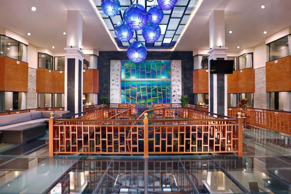 Famous Hotel Kuta Formerly Permata Kuta Hotel Exterior foto