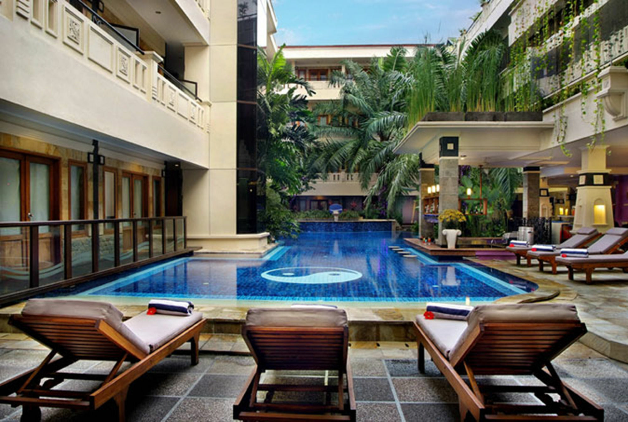 Famous Hotel Kuta Formerly Permata Kuta Hotel Exterior foto