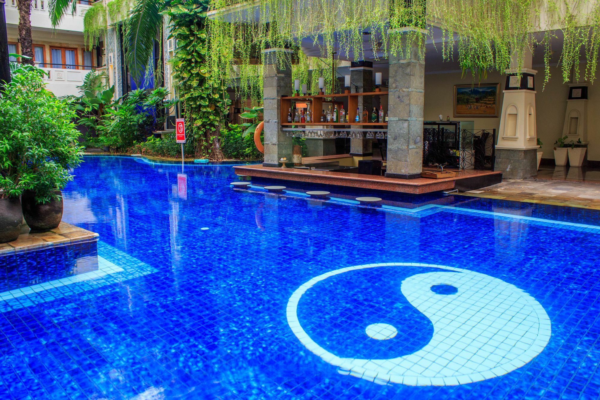 Famous Hotel Kuta Formerly Permata Kuta Hotel Exterior foto