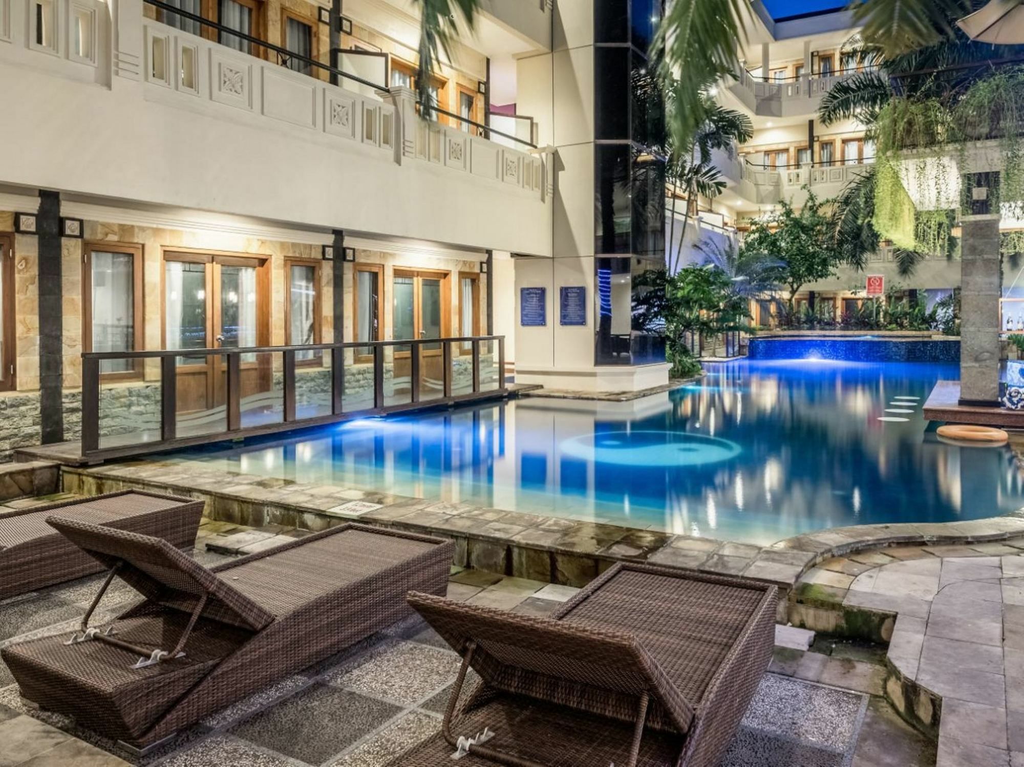 Famous Hotel Kuta Formerly Permata Kuta Hotel Exterior foto