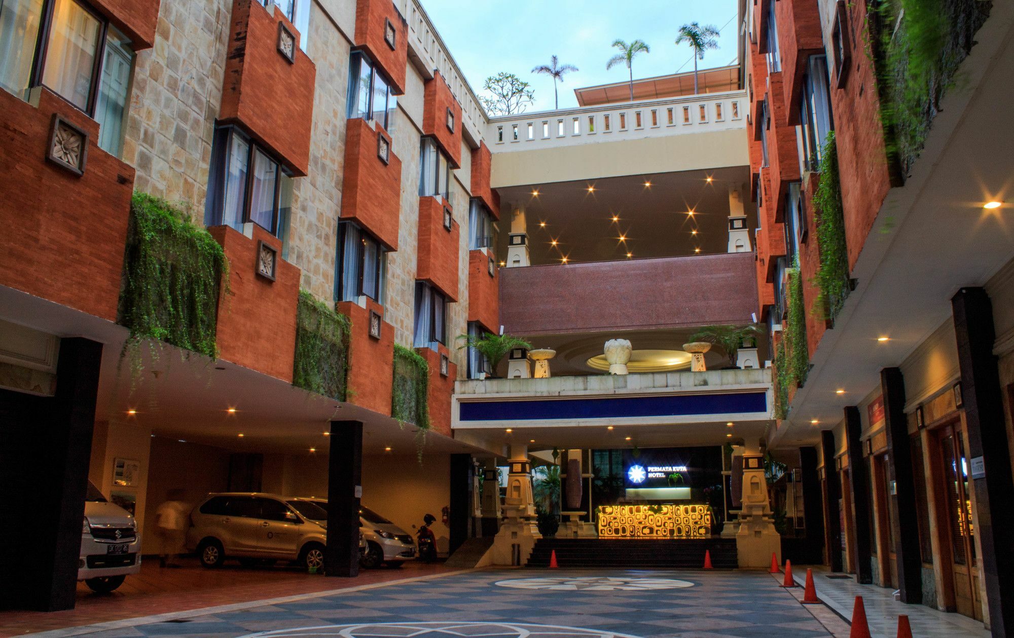 Famous Hotel Kuta Formerly Permata Kuta Hotel Exterior foto